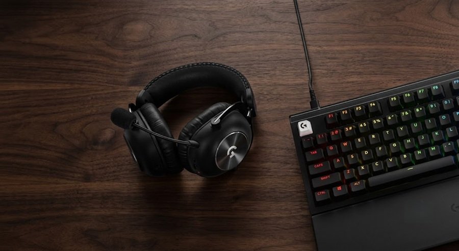 Logitech G PRO X3 LIGHTSPEED earcups and power controls
